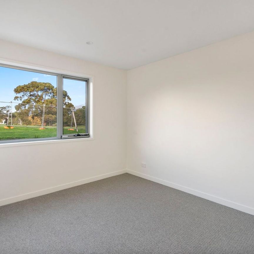 Beautifully presented townhouse - Photo 1