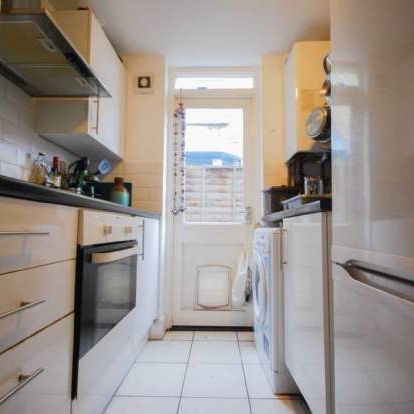 2 bedroom property to rent in London - Photo 1