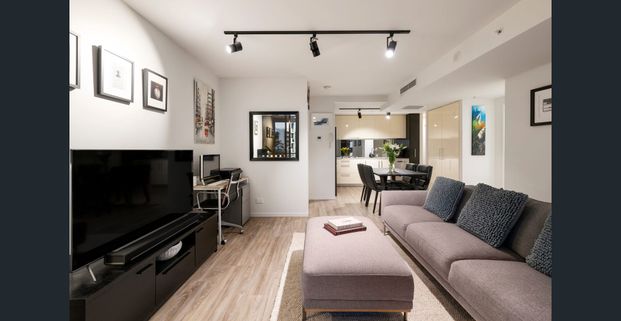 Modern Inner-City Living in ‘Arena Apartments’ | Walk to South Bank & West Village - Photo 1