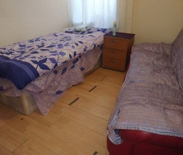 Room in a Shared House, Selby Road, E13 - Photo 1