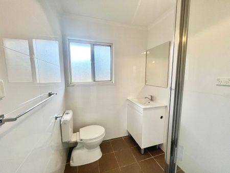 Large 4 Bedroom Family Home with Studio / 5th Bedroom - Photo 4