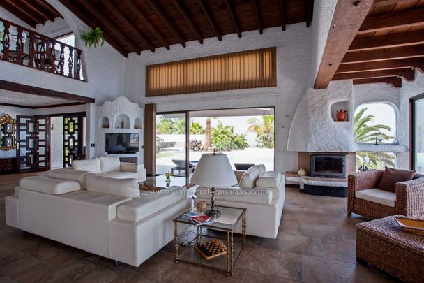 Espectacular villa a primera linea del mar en la mejor zona del Norte de Tenerife! - Photo 1