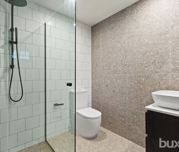 Ground Floor 2 Bedroom, 2 Bathroom Apartment With Private Deck! - Photo 5