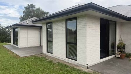 Modern and Warm - Photo 5