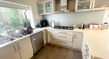 Modern 5-Bedroom Family Home in a Prime Location - Photo 3