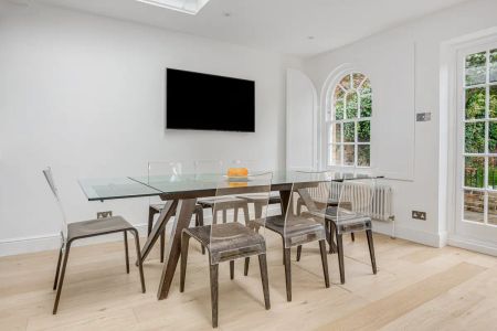 6 bedroom house in London - Photo 2