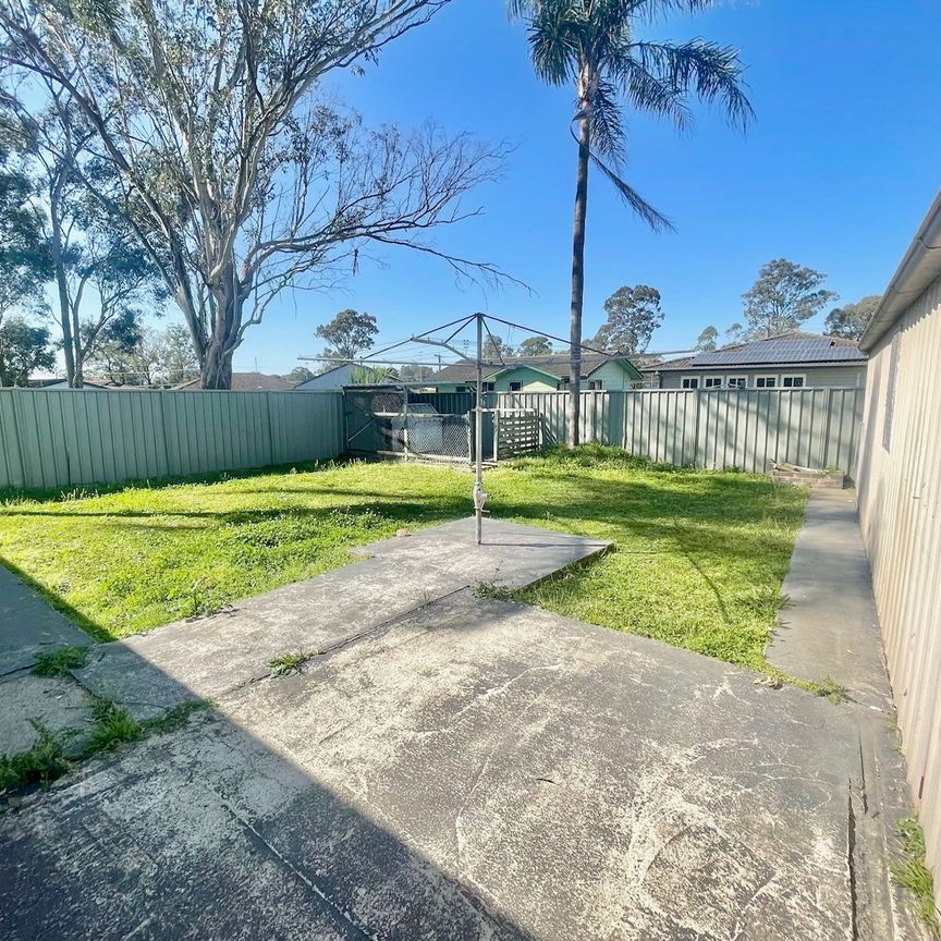 Lovely Home with Perfect Yard for the Kids&excl; - Photo 1