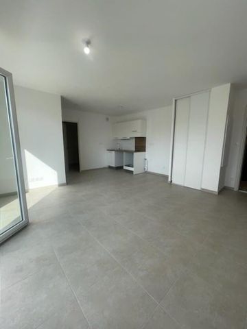 location Appartement T2 DE 42.4m² À ARLES - Photo 2