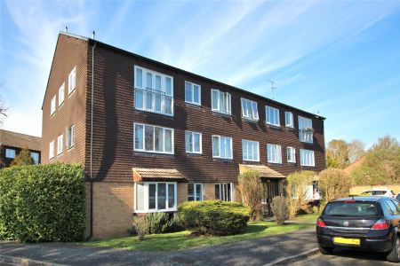 Hallington Close, Woking - 2 bedrooms Property for lettings - Seymours - Photo 2