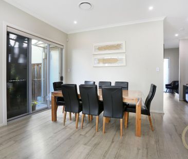 Spacious Modern Home -Walk to Metro & Rouse Hill Town Centre !! - Photo 2