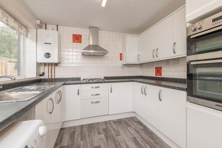 2 bedroom semi-detached house to rent - Photo 4