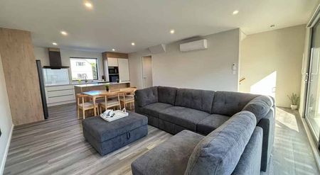 Fully furnished 3 Bed 3 Bath short term available - Photo 2