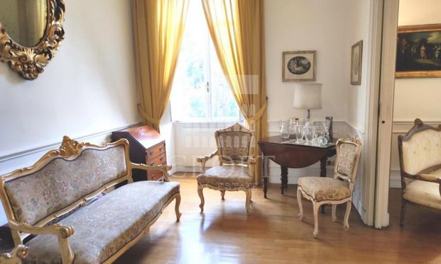 Villa Torlonia: Elegant 4 beds, 2 bath, large formal living room, separate dining, study, modern equipped kitchen. Bright, silent, parquet floors, air conditioning, parking. Lovely flat near international schools, parks, center and transport. Ref. 2204 - Foto 1