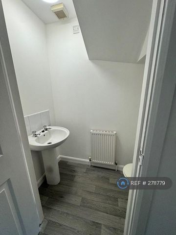 4 bedroom terraced house to rent - Photo 4