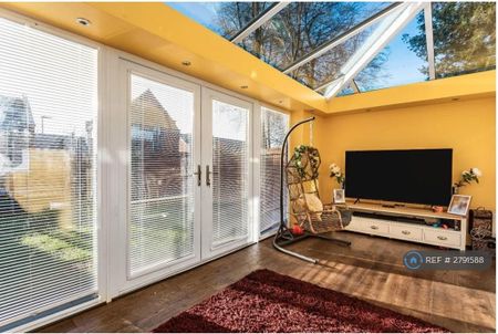 4 bedroom detached house to rent - Photo 4