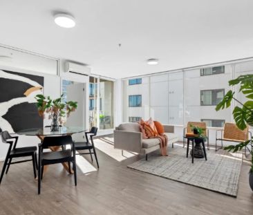 Light-Filled Corner Apartment with Sweeping City Views - Photo 2