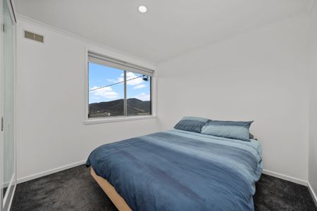 Modern Three Bedroom Home - Photo 5
