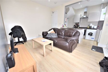 2 bedroom House in Harold Place, Leeds - Photo 2