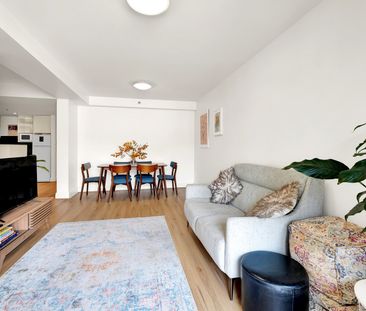 Furnished, spacious 1-bedroom apartment - Photo 1
