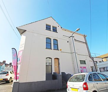 Modern second floor apartment located moments away from Portslade station. Offered to let part furnished. Available 9th July 2024 - Photo 4