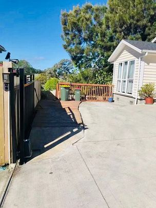 Spacious and Sunny 5 bedroom house in New Lynn! - Photo 1