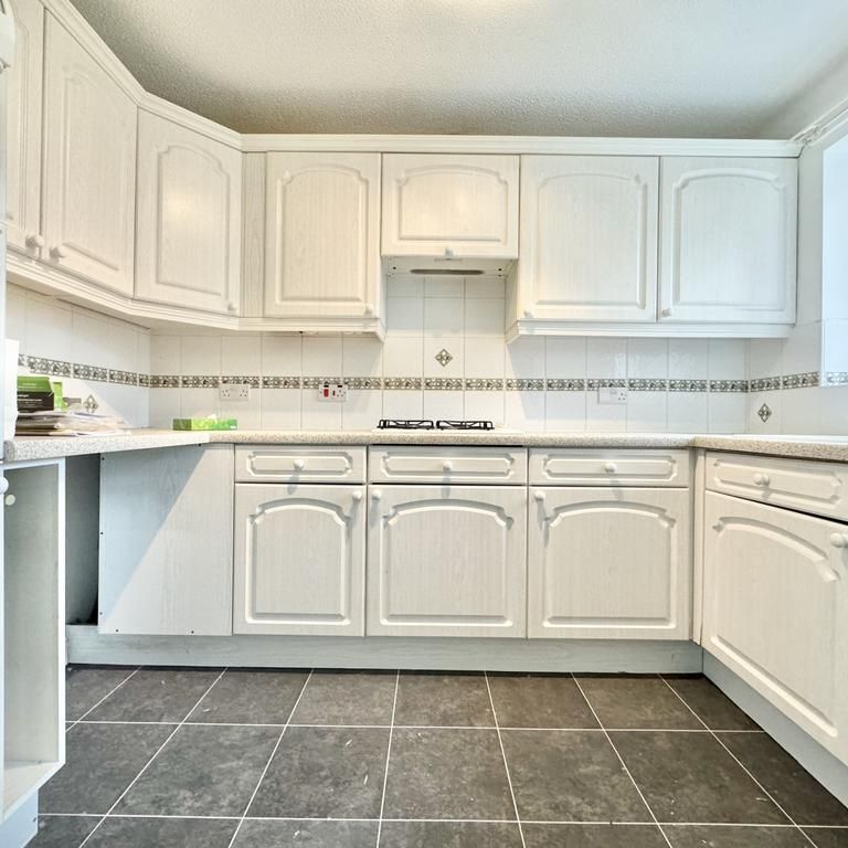 4 bedroom detached house to rent - Photo 1