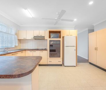 Three bedroom home moments from the beach - Photo 4