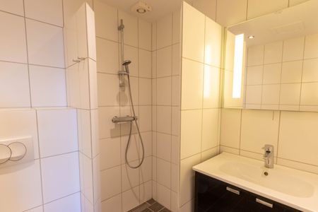 Lys og rummelig moderniseret 4 værelses lejlighed med altan - Photo 2