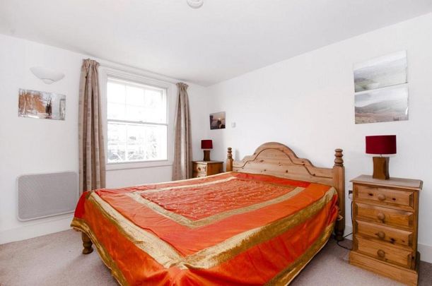 2 bedroom flat in London - Photo 1