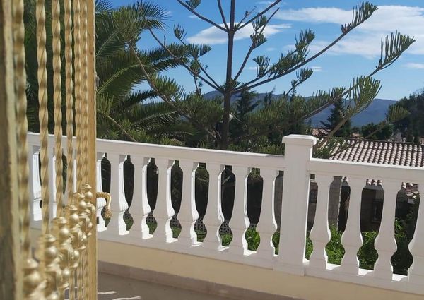 LONG TERM RENTAL. Spacious villa with 6 bedrooms for rent.