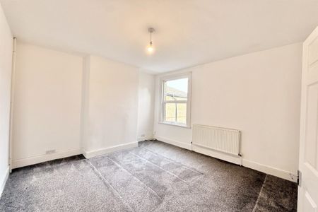 3 bed Flat Torquay Drive, Leigh-on-Sea, SS9 - Photo 5