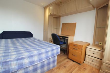 5 bedroom Semi-detached house to rent - Photo 3