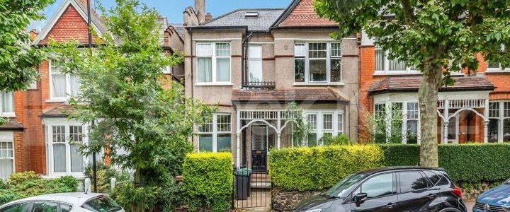 Located on a quiet residential street and set within a beautiful period house - Photo 1