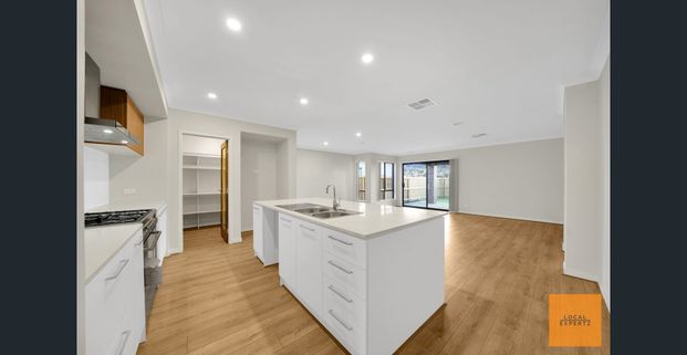 Near new property in great location! - Photo 1