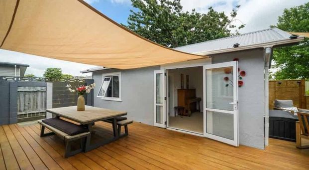 Large 3bdrm home + Seperate sleepout - Photo 1