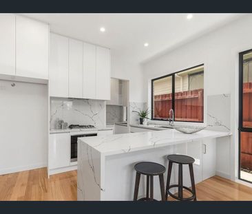 Spacious Townhouse! - Photo 3