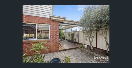 Central living, 2BR, 2BA, 2 living areas, walk to CBD, lock up garage, private courtyard - Photo 4