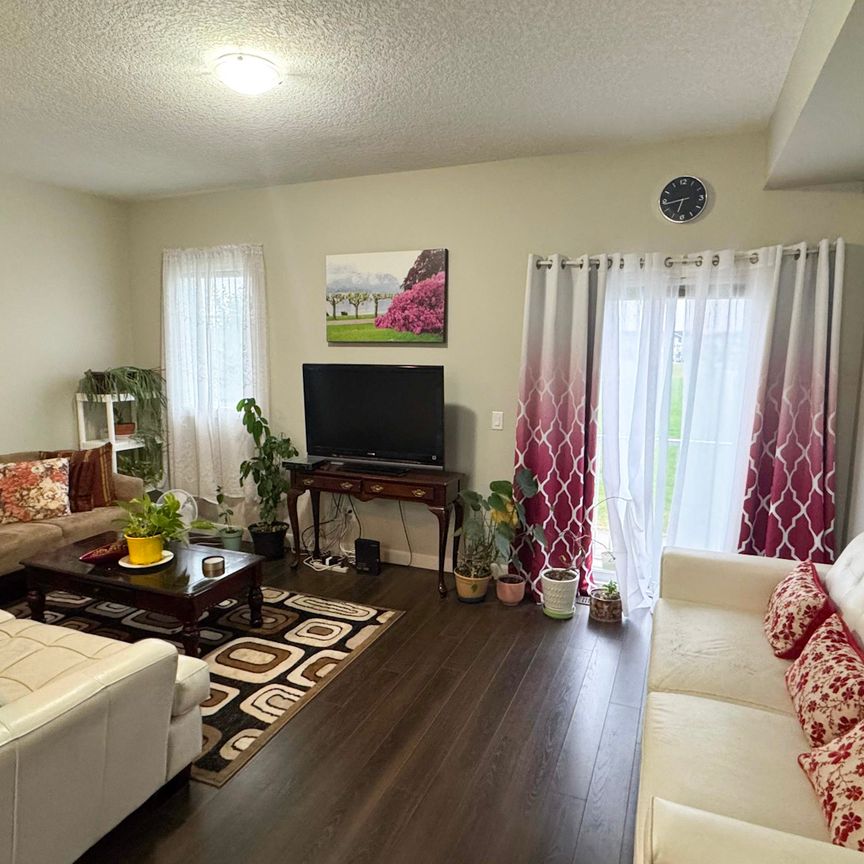 Spacious 3 Bedroom Townhome In Kintalla Of Redstone!! - Photo 1