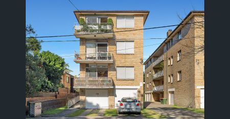 ** BRIGHT AND SUNNY ** - Photo 3