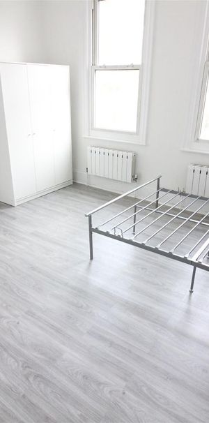 Madeley Road, London - Photo 1