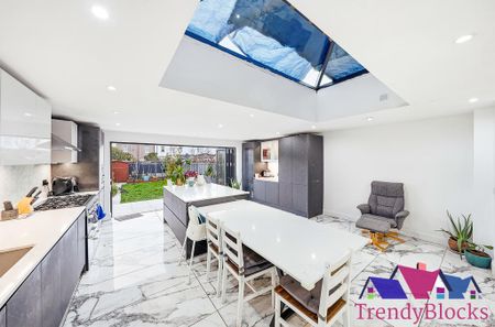 4 bedroom terraced house to rent - Photo 5