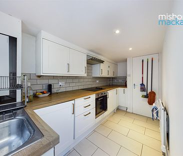 Double bedroom patio flat offering spacious rooms. Located in the Seven Dials with Brighton mainline train station close by. Offered to let part furnished. Available now! - Photo 2
