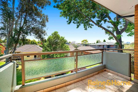 Spacious 2-Bedroom Apartment in Prime Location - Photo 3