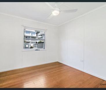 Two Bedroom Duplex - Walk To The Beach! - Photo 2