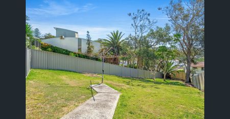 Charming Coastal Cottage with Space and Style - Photo 5