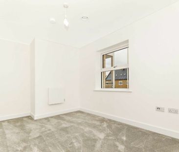 Roper Crescent, TW16, London - Photo 5