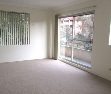 Renovated 2 Bedroom Apartment with lock up garage - Photo 6