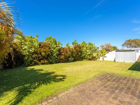 Charming Beachside Rental in Wallabi Point - Photo 3