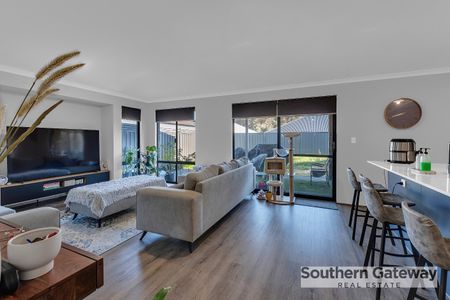 Modern Family Home - Photo 2