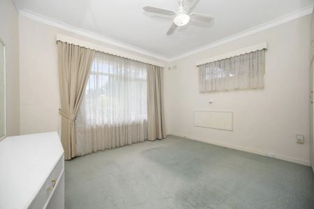 Three Bedroom Family Home Only Minutes From The Beach - Photo 4